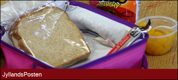 Madpakke med sandwich og en pose chips